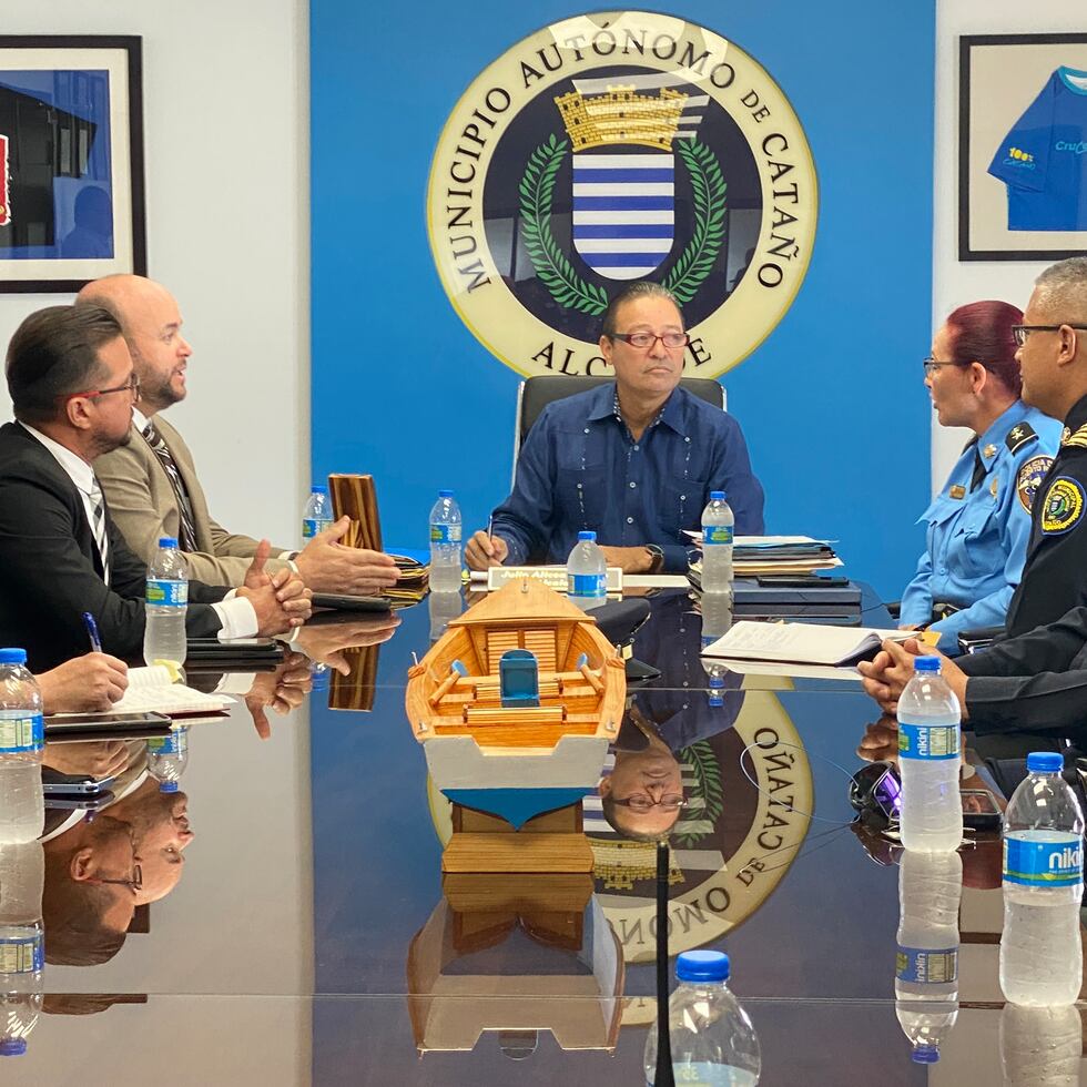 El alcalde de Cataño, Julio Alicea Vasallo, en reunión con oficiales de seguridad pública en su oficina.