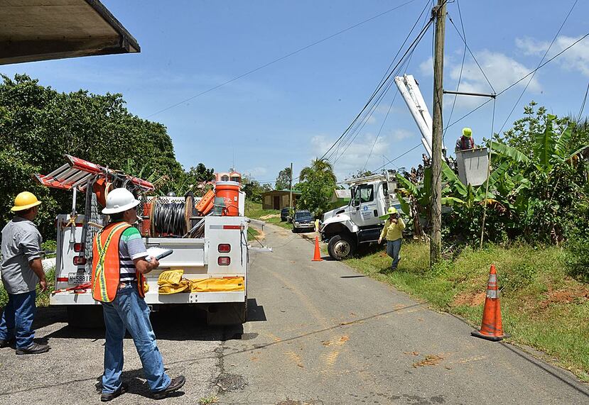 Brigadas de la AEE trabajan en el restablecimiento del servicio. (GFR Media)