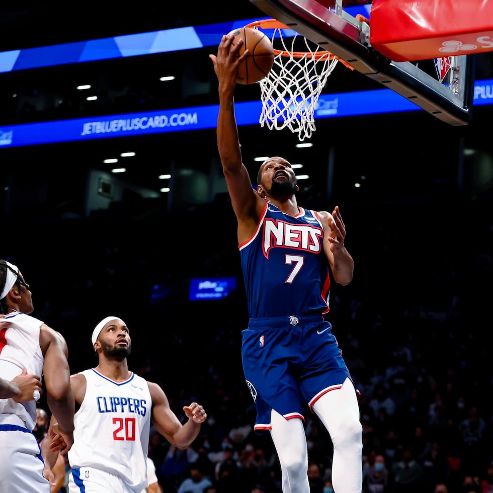 El alero de los Nets de Brooklyn, Kevin Durant, lanza durante la primera mitad del partido de la NBA contra los Clippers de Los Ángeles, el sábado.