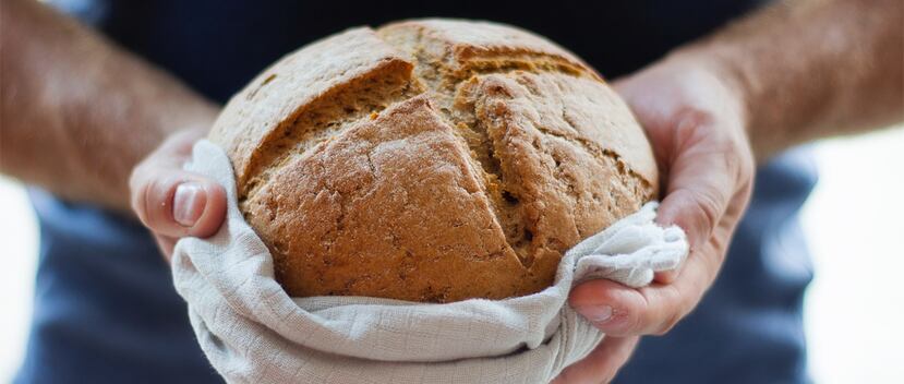 El consumo de alimentos con aporte de fibra como es el pan integral no debe coincidir en un mismo horario con aquellos ricos en calcio. (Kate Remmer / Unsplash)