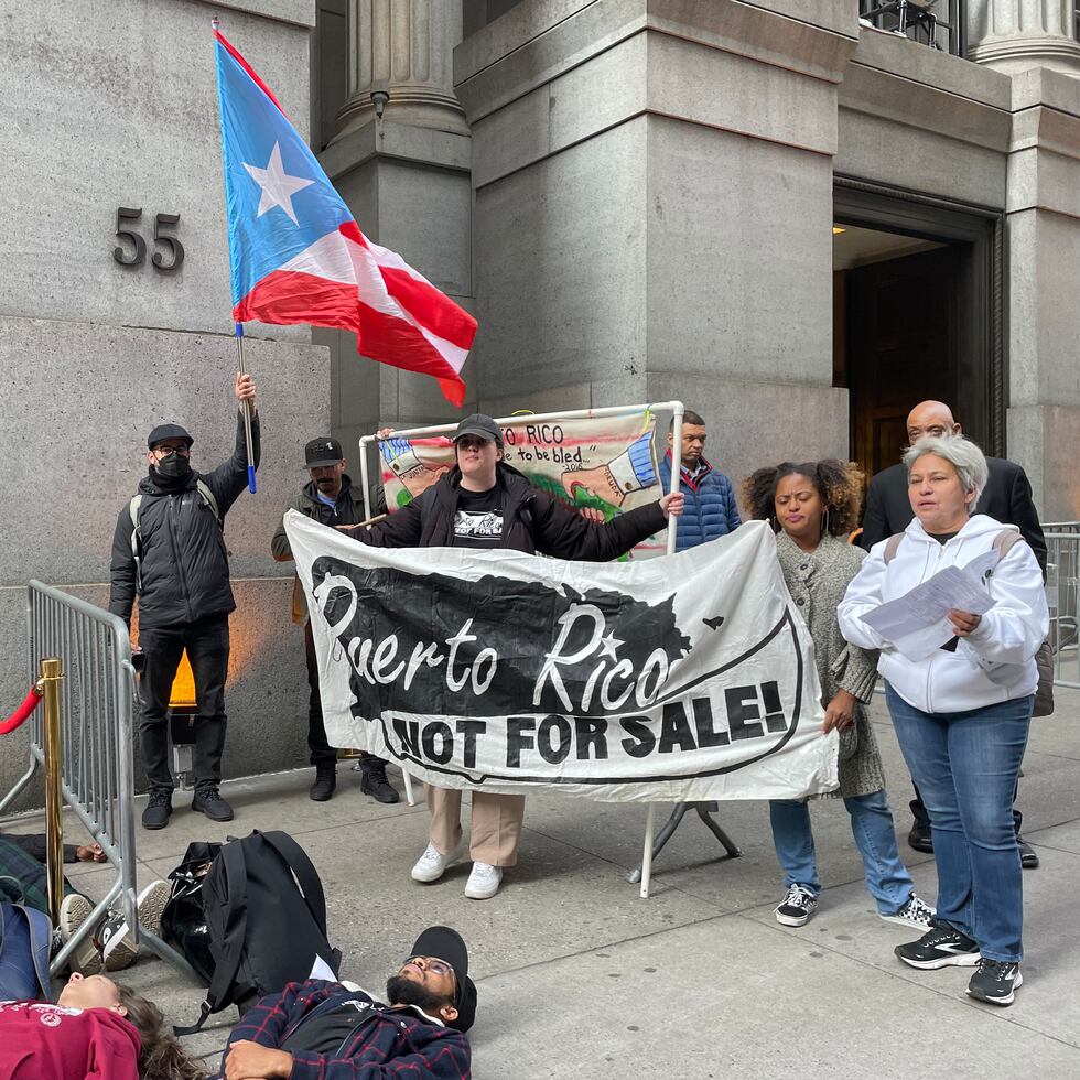 Grupos de la diáspora puertorriqueña reclaman la liberación de la isla y denuncian las prácticas de promoción económica que utiliza el gobierno durante la cumbre PRNow en Nueva York.