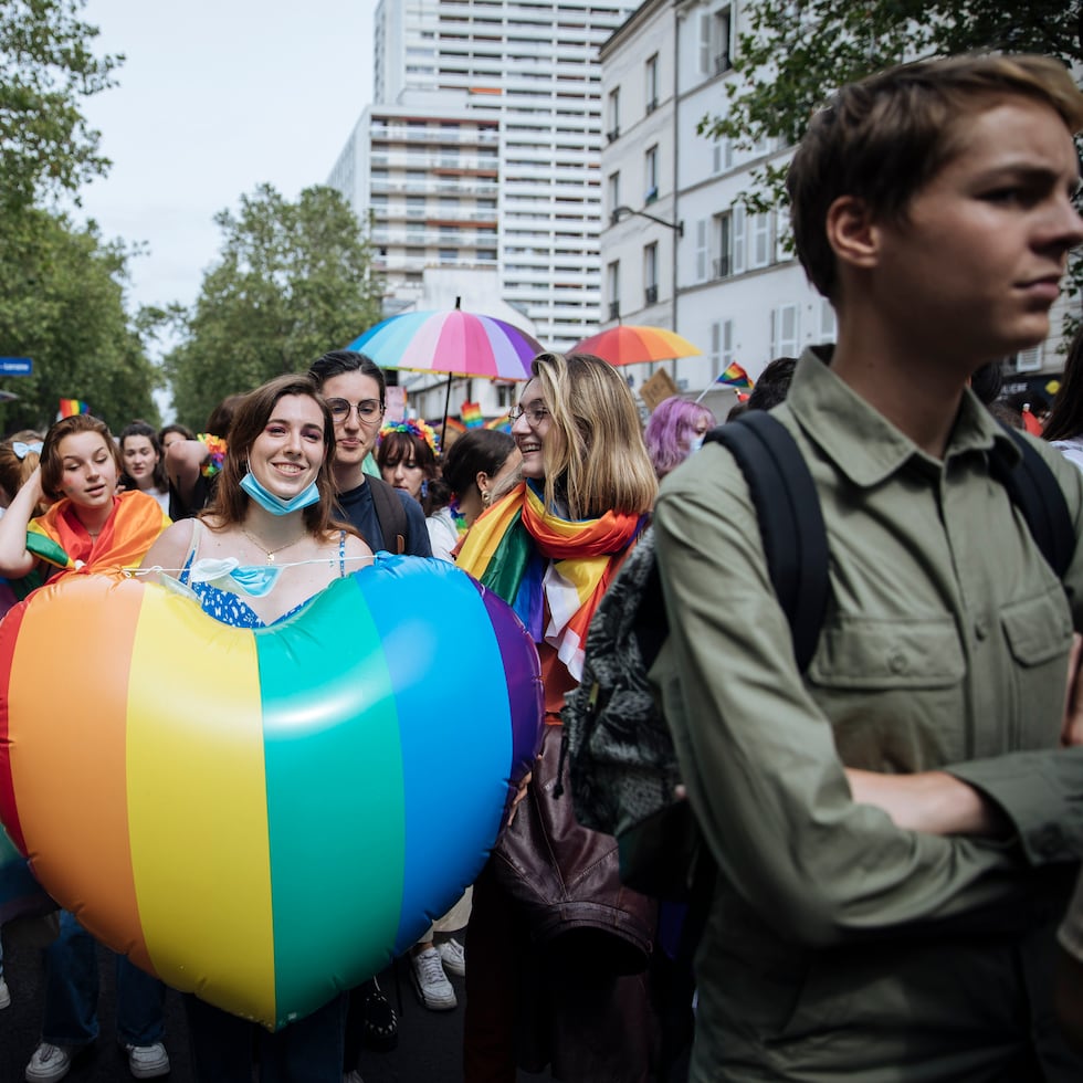 Una participante sostiene un corazón con la bandera arcoíris durante el desfile anual del Orgullo Gay, en París, el 26 de junio de 2021.