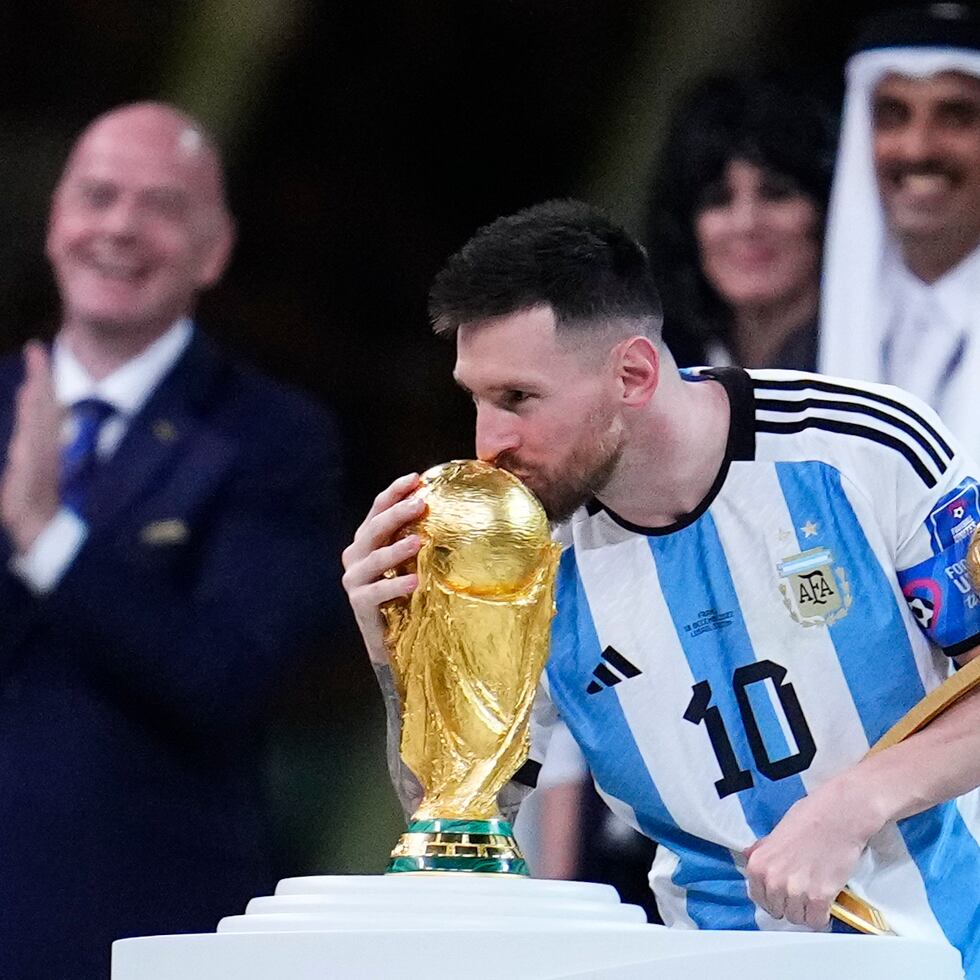 Lionel Messi besa el trofeo de la Copa del Mundo después de recibir el premio Balón de Oro al mejor jugador del torneo.