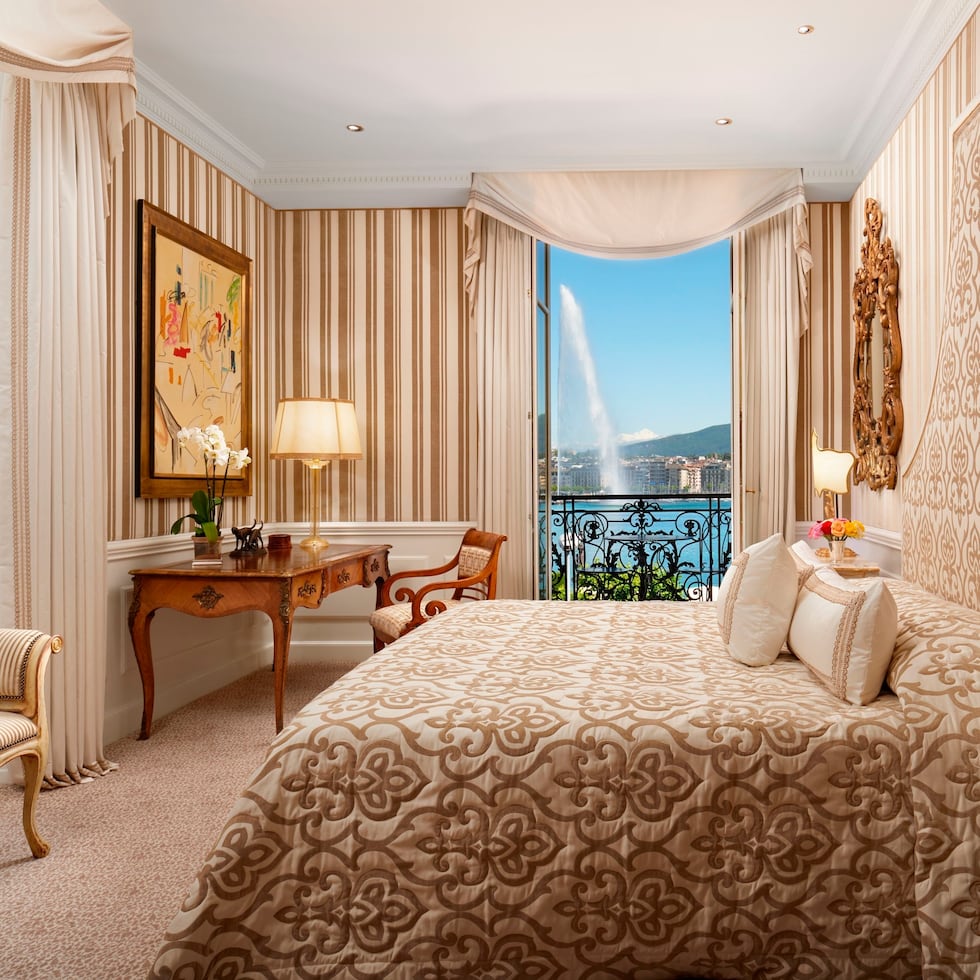 El hotel Anglaterre en Ginebra, está elegantemente ubicado a la orilla del lago Leman y con magníficas vistas de la famosa fuente Jet d'Eau (un chorro de agua de 140 metros de altura).