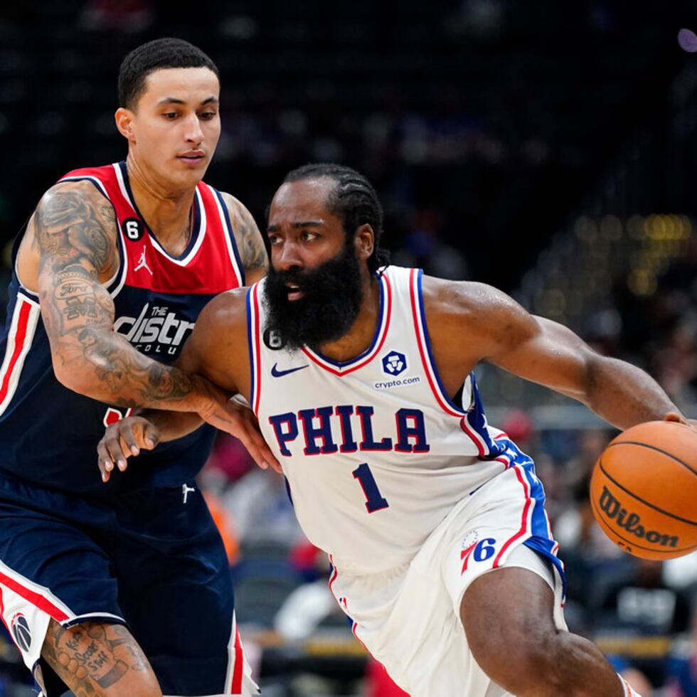 James Harden estará fuera al menos un mes con una tensión en el pie que sufrió en el encuentro del miércoles ante Washington.