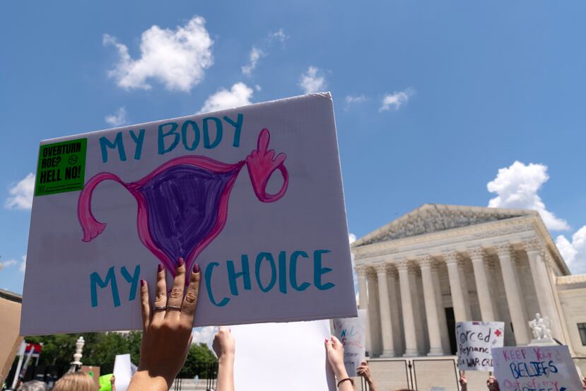 Activistas a favor del derecho de las mujeres a decidir sobre su cuerpo se manifiestan frente al Tribunal Supremo de Estados Unidos.