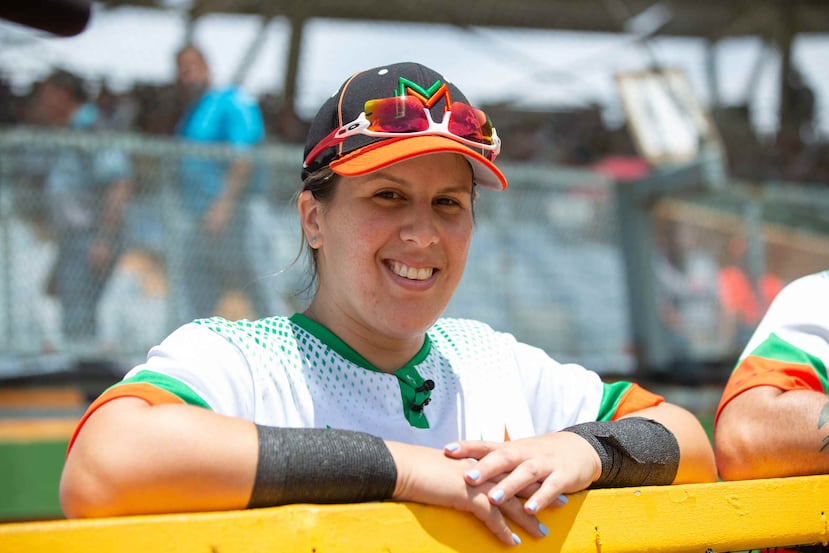 Diamilette Quiles se convirtió hoy en la primera fémina en jugar en el béisbol Doble A.  En la imagen, Quiles observa el campo de juego antes de que comience el partido.