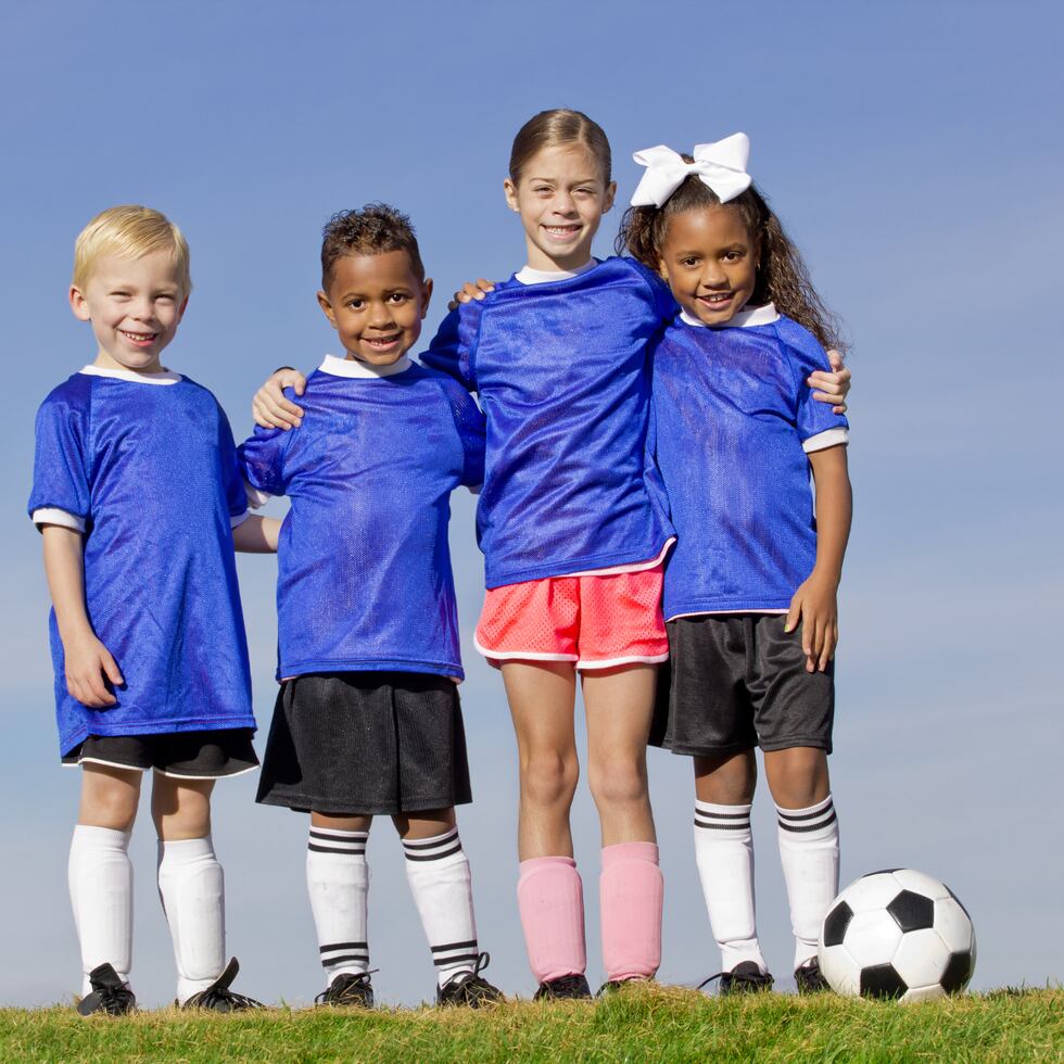 Niños y niñas en el deporte.