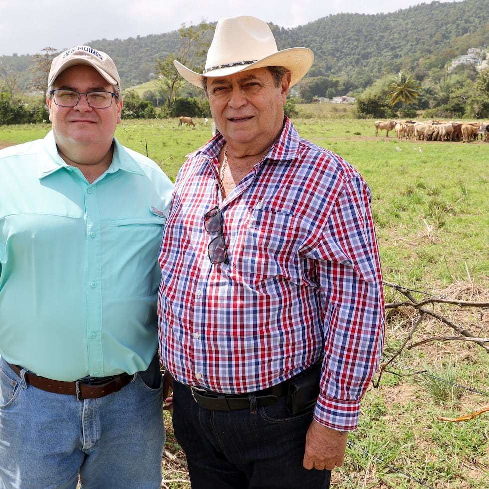 Johnny Barreto Carrasquillo,(a la derecha), junto a su hijo Johnny Barreto, ambos propietarios del negocio Agroempresas del Este.