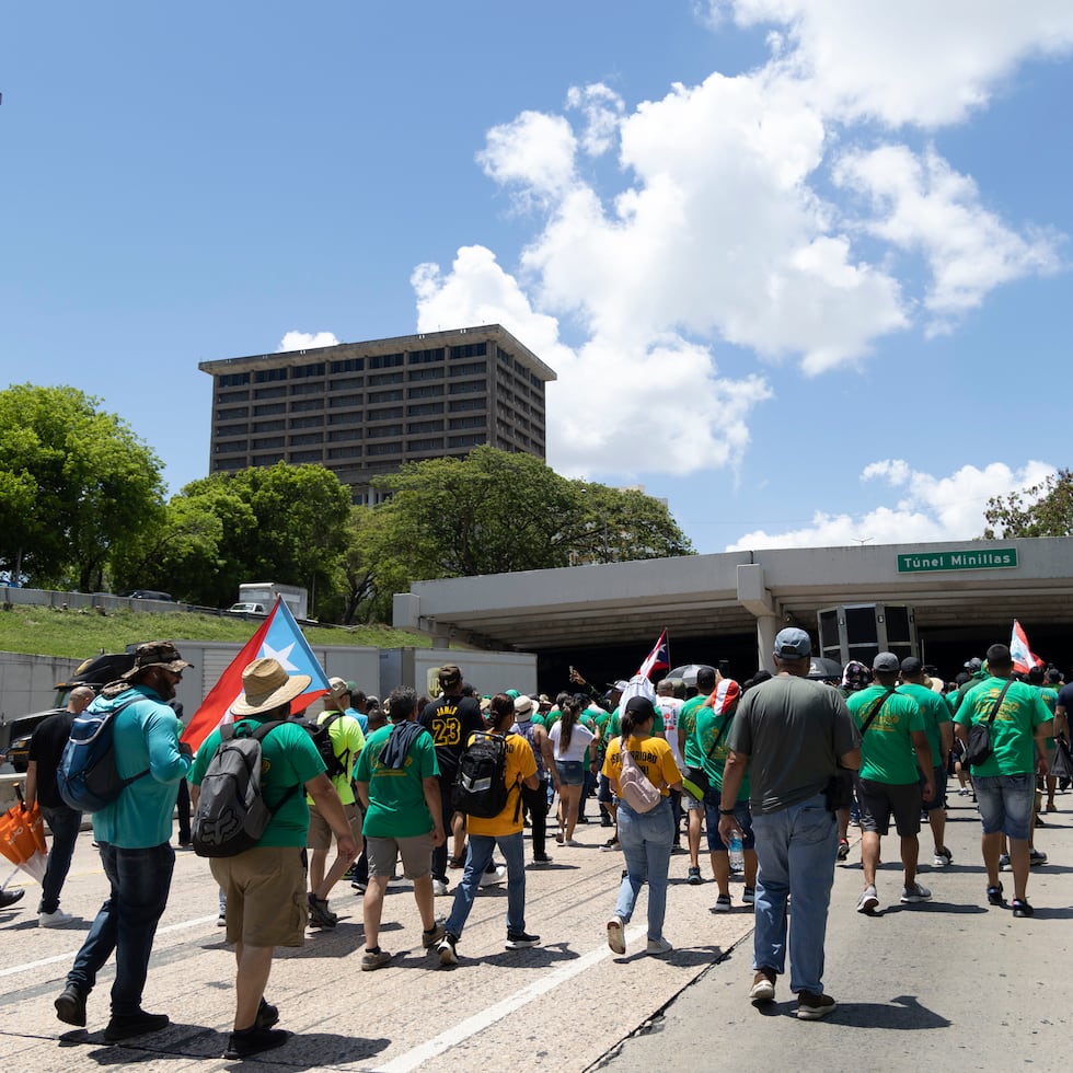 Manifestantes de grupos sindicales bloquean el acceso por ambos lados del Túnel Minillas en San Juan.