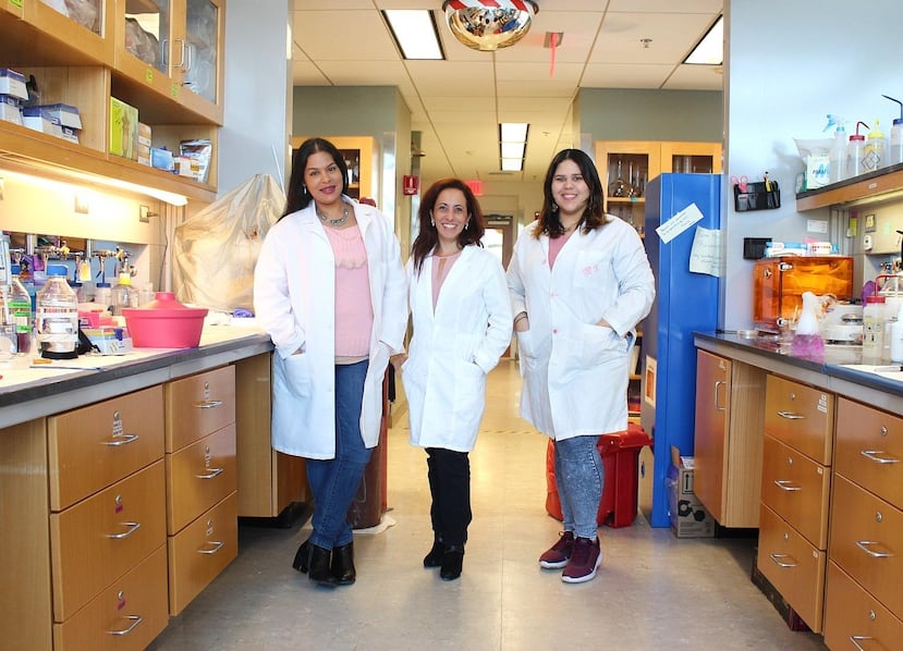 En Bidea laboran, desde la izquierda, Sherly A. Nieves Cruz, la doctora  Ramonita Díaz Ayala y la doctora Nadja Solís. (Suministradas)