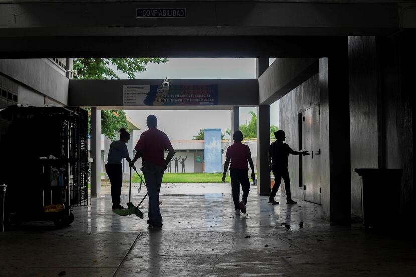 En medio de labores de limpieza y remozamiento, los maestros de la escuela Basilio Milán Hernández, en Levittown, Toa Baja, afinan su plan de contingencia ante una emergencia, tanto de terremoto como de tsunami.