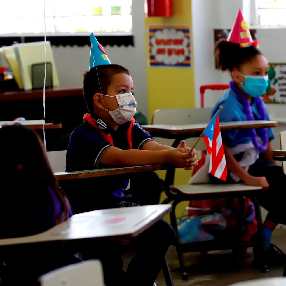 Fotografía de archivo fechada el 10 de abril del 2021 de dos niños durante una clase en la escuela Eugenio María de Hostos en Cayey, en Cayey (Puerto Rico). EFE/ Thais Llorca
