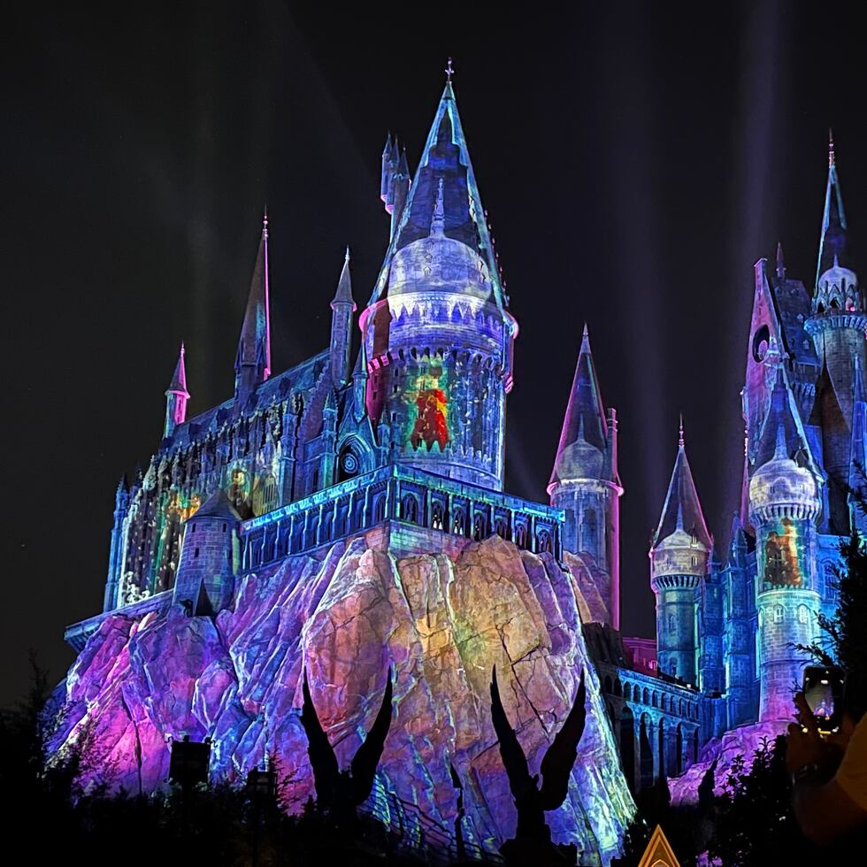 Navidad en Universal Orlando: Globos de Macy’s, Castillo de Hogwarts y el Grinch. En la foto: El Castillo de Hogwarts durante el espectáculo de luces de Navidad. Foto: Gregorio Mayí