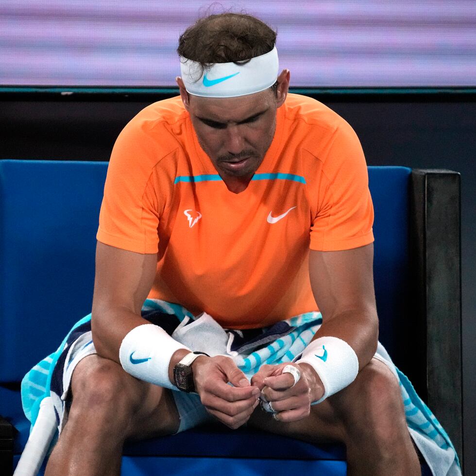 Rafa Nadal no esconde su decepción durante un descanso en el partido de segunda ronda en Australia.