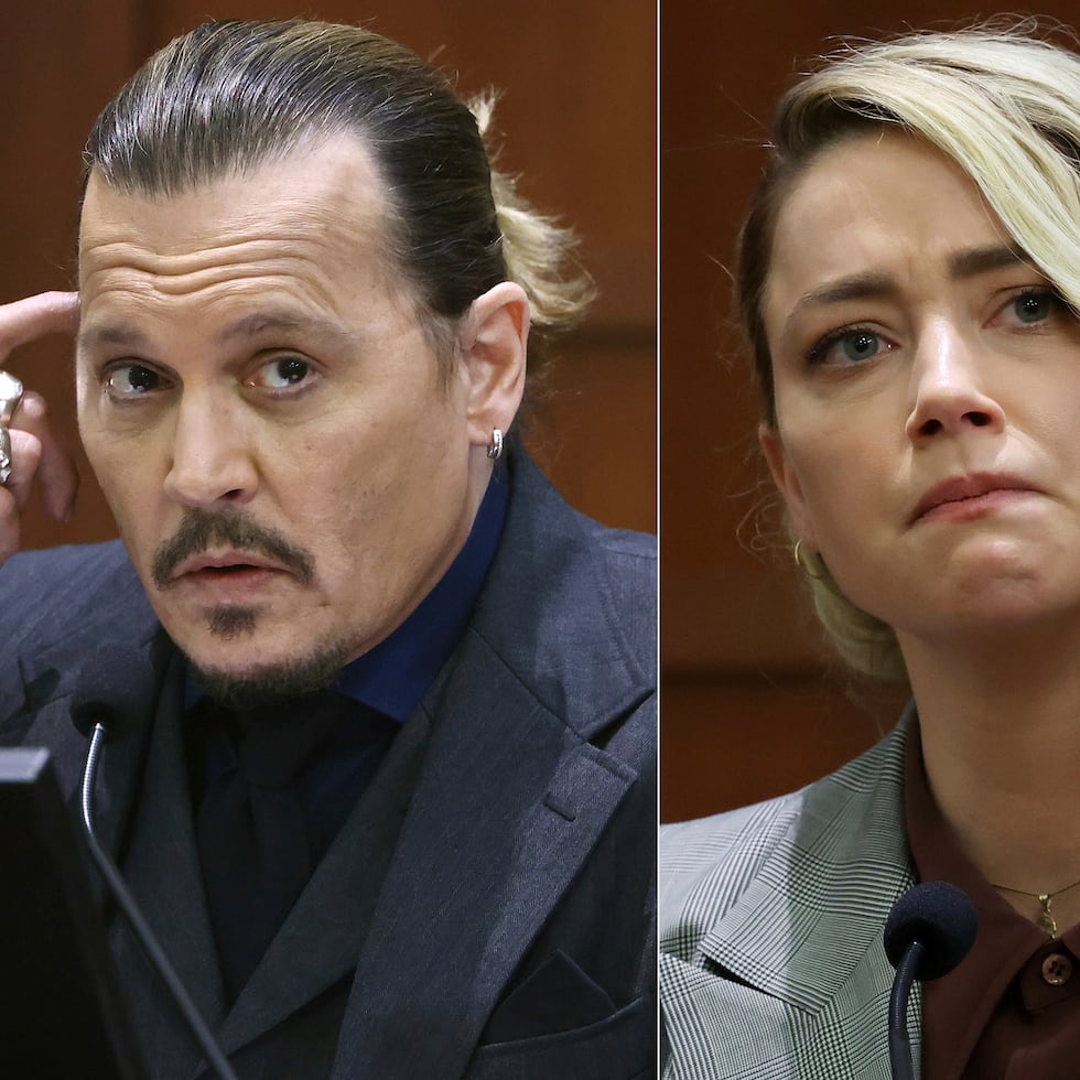 En esta combinación de fotografías Johnny Depp testifica en la Corte de Circuito del Condado de Fairfax en Fairfax, Virginia, el 21 de abril de 2022, izquierda, y la actriz Amber Heard testifica en la misma corte el 26 de mayo de 2022.