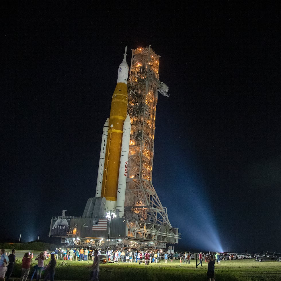 El cohete SLS con cápsula Orion, parte de la misión Artemis 1, siendo transportado desde el Vehicle Assembly Building de la NASA hasta el pad 39B del Centro Espacial Kennedy.