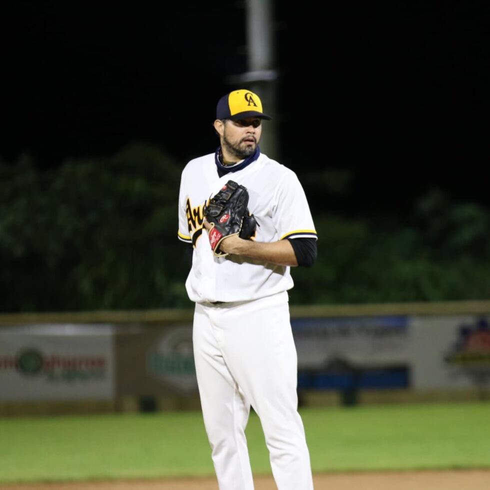 En su apertura ante Barceloneta, Fernando Cabrera, de los Arenosos, permitió el primer hit en el octavo inning después de dos outs.