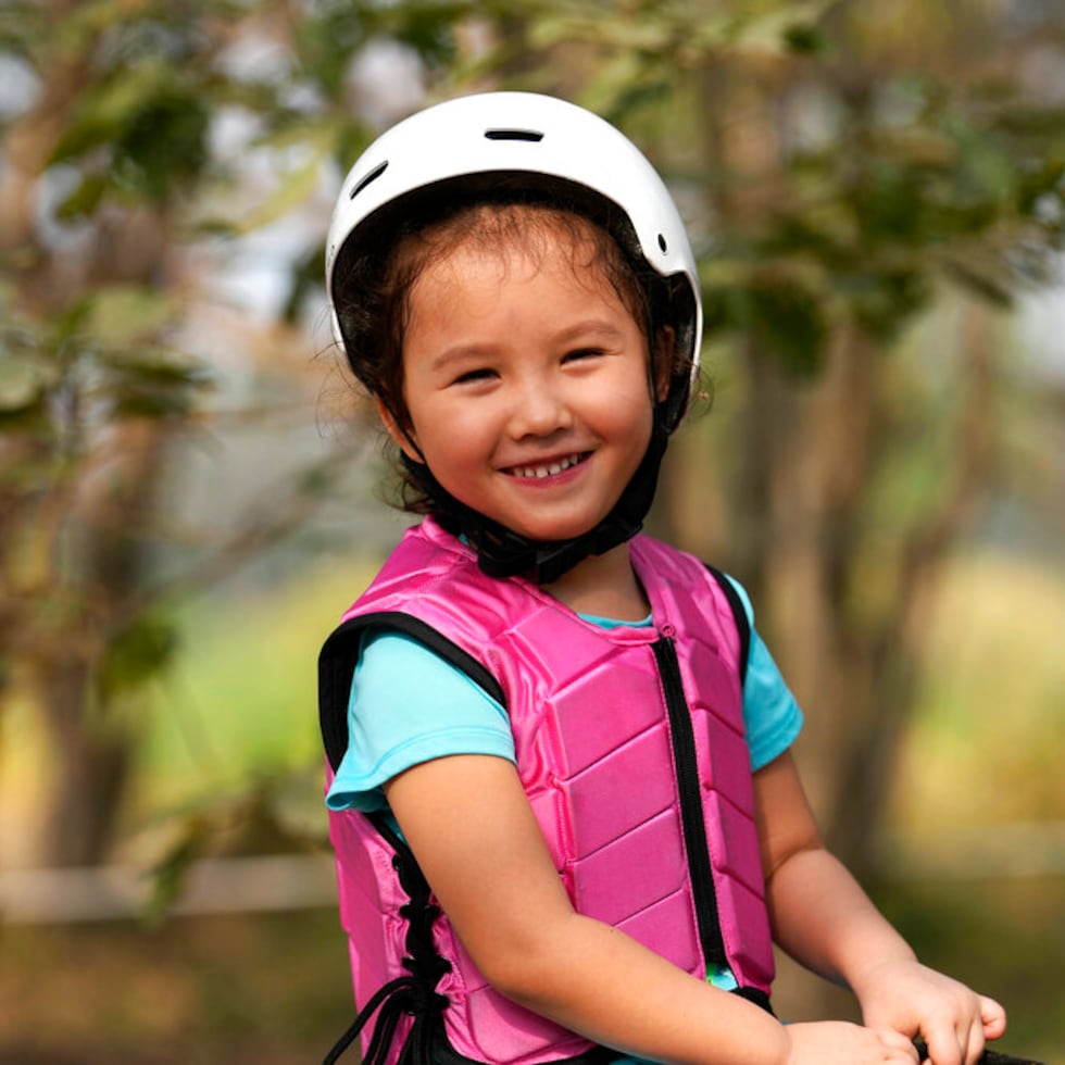 Rylae-Ann Poulin, una niña que se benefició de una terapia genética que es inyectada directamente al cerebro, posa en Bangkok, Tailandia, el 14 de enero de 2023. (AP Foto/Sakchai Lalit)