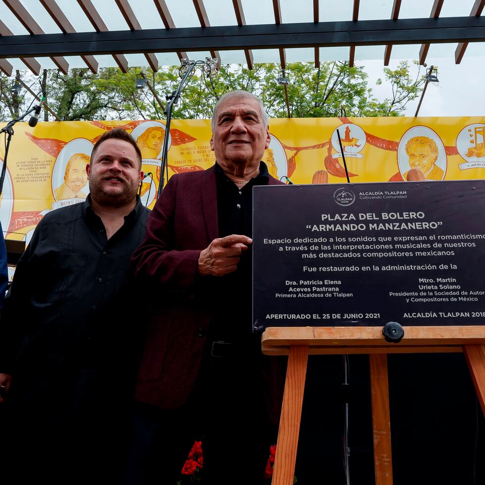 La viuda del compositor Armando Manzanero, Laura Elena Villa, acompañada del compositor Martín Urieta y el cantante Rodrigo de la Cadena, durante la inauguración de la Plaza del bolero, Armando Manzanero, en la alcaldía Tlalpan de la Ciudad de México.