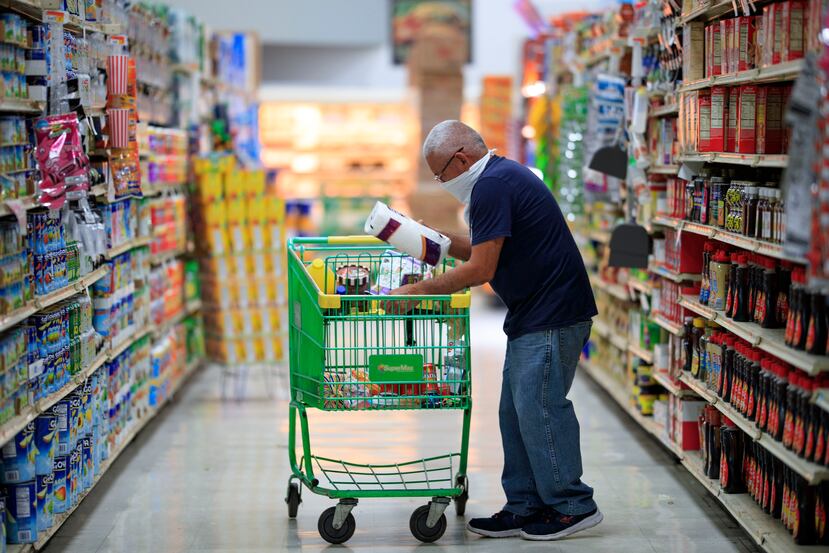 Como las personas están cocinando más en sus casas para evitar contagiarse, la demanda de ingredientes ha aumentado, al igual que la de artículos de limpieza, como el papel toalla.