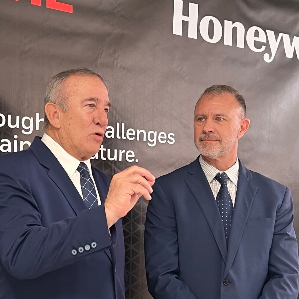 Desde la izquierda, Manuel Cidre, secretario del DDEC y Heath Patrick, presidente de Americas Aftermarket, Honeywell Aerospace.