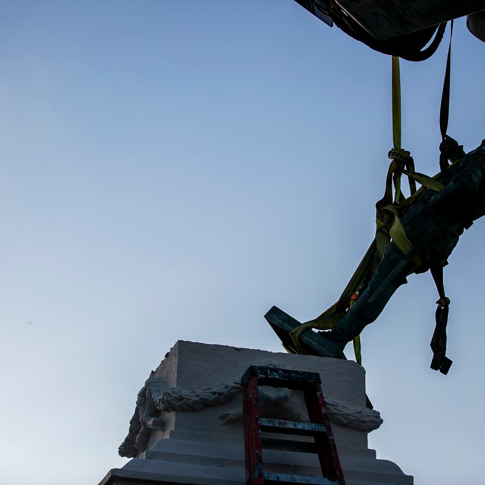 24 enero 2022. Plaza de San Jose. 

En el dia de hoy, la estatua de Juan Ponce De Leon fue derribada durante madrugada de hoy. Empleados del Municipio de San Juan, trabajaron durante la tarde para ubicar la estatua en su lugar en medio de protestas y enfrentamientos entre la policia y manifestantes. 

Xavier Garcia / Fotoperiodista