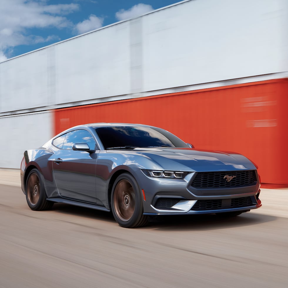 El Ford Mustang 2023 viene con un motor EcoBoost de cuatro cilindros en línea turboalimentado de 310 caballos de fuerza, además de una transmisión manual de seis velocidades. Su precio en Estados Unidos comienza en $29,145, pero en Puerto Rico se suman los costos de importación y arbitrios.