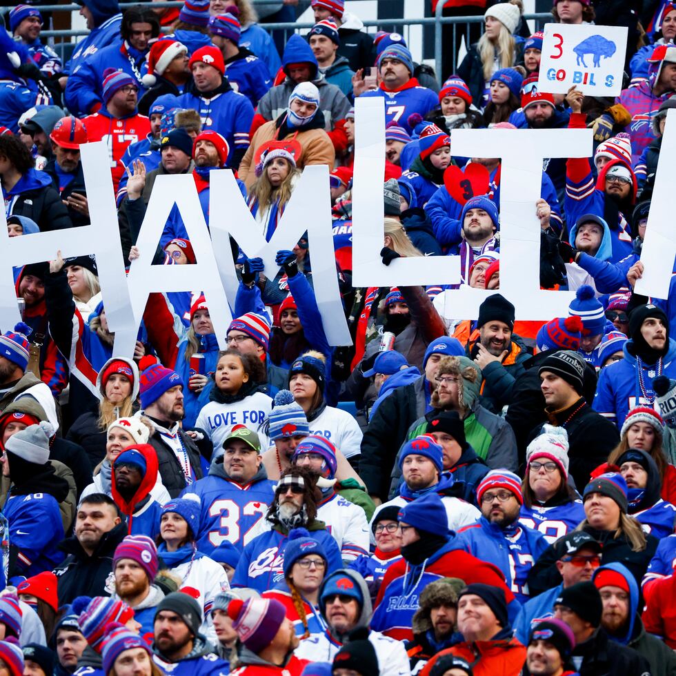 Los fanáticos muestran un letrero para manifestar apoyo al safety de los Bills de Buffalo, Damar Hamlin, durante el partido de ayer, domingo, ante los Patriots de Nueva Inglaterra.
