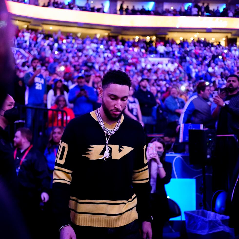 El lesionado Ben Simmons, de los Nets de Brooklyn, camina hacia la cancha antes del partido del jueves, su primero en Filadelfia desde que fue canjeado.