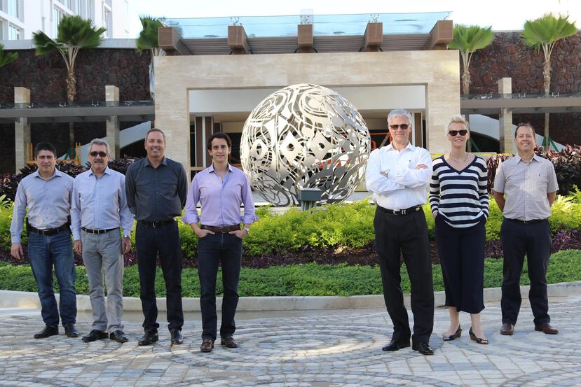 El equipo gerencial posa frente a la nueva fachada de El San Juan Hotel, en Isla Verde, que abrirá en febrero bajo la bandera Curio, una de las categorías más lujosas de la cadena de hoteles Hilton. (Suministrada)