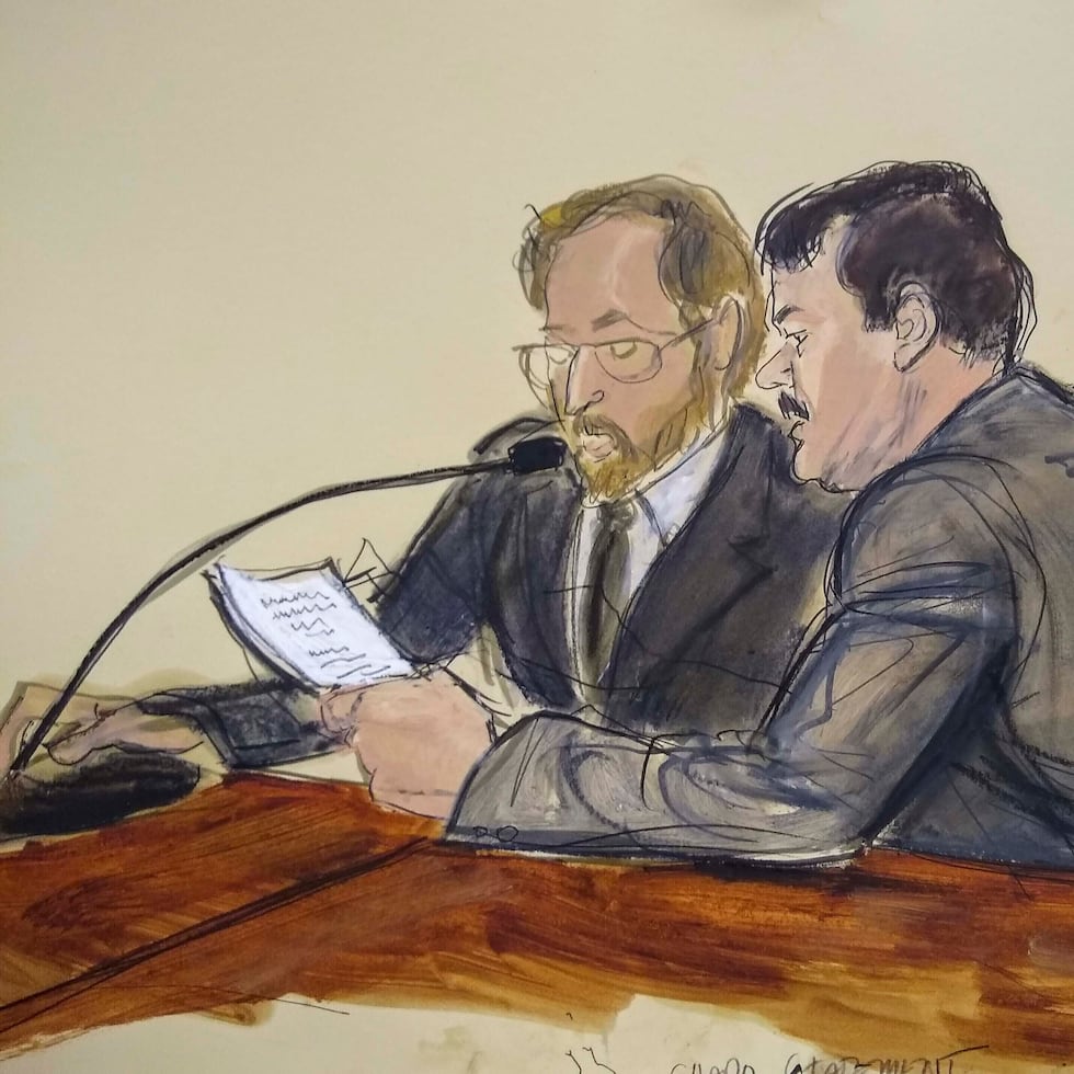 Boceto de Joaquín "El Chapo" Guzmán, en primer plano a la derecha, mientras lee una declaración a través de un intérprete durante su sentencia en un tribunal federal, el 17 de julio de 2019, en Nueva York.