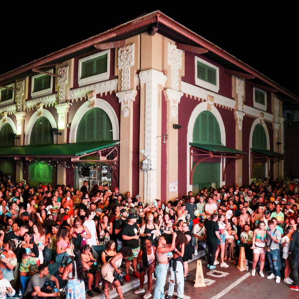 28 JULIO 2022 - Ambiente en la Placita de Santurce antes de la transmisión en vivo del concierto de Bad Bunny en San Juan, P.R. (Stephanie Rojas/Especial para GFR Media)