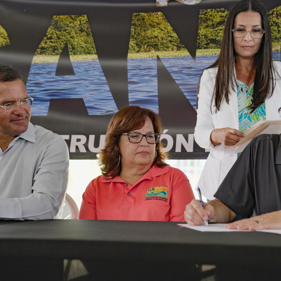 El anuncio de su firma se hizo en el área recreativa José “Pepe” Díaz de la Parada 27 juntos a miembros de la comunidad, que lucían jubilosos, y con la participación del gobernador Pedro Pierluisi.