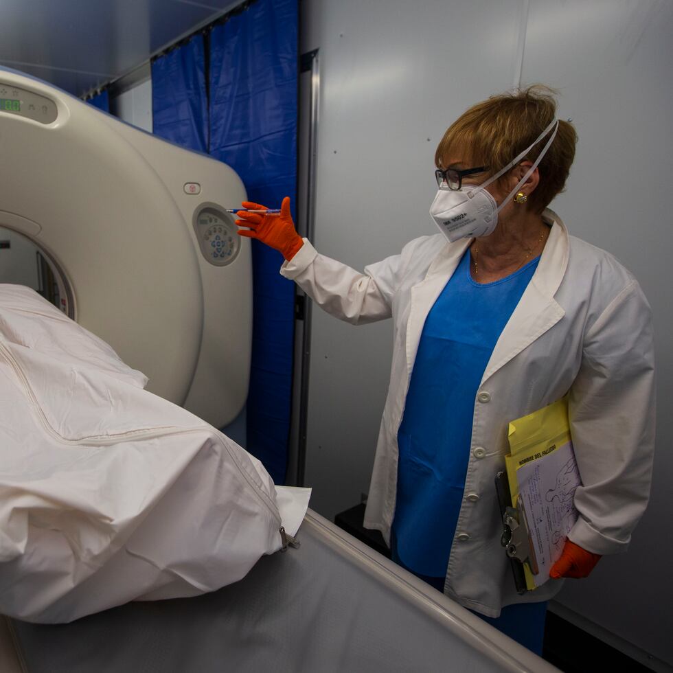 La doctora María Conte Miller mostró a El Nuevo Día la funcionalidad de la máquina de CT scan posmuerte.