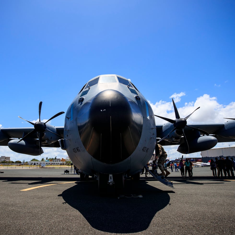 El cazahuracanes WC-130J Weatherbird del Escuadrón 53 de Reconocimiento Meteorológico de la Reserva de la Fuerza Aérea de los Estados Unidos es uno de 10 fuselajes dedicados, exclusivamente, para recopilar datos de fenómenos atmosféricos como tormentas tropicales, tormentas invernales, huracanes y tifones.