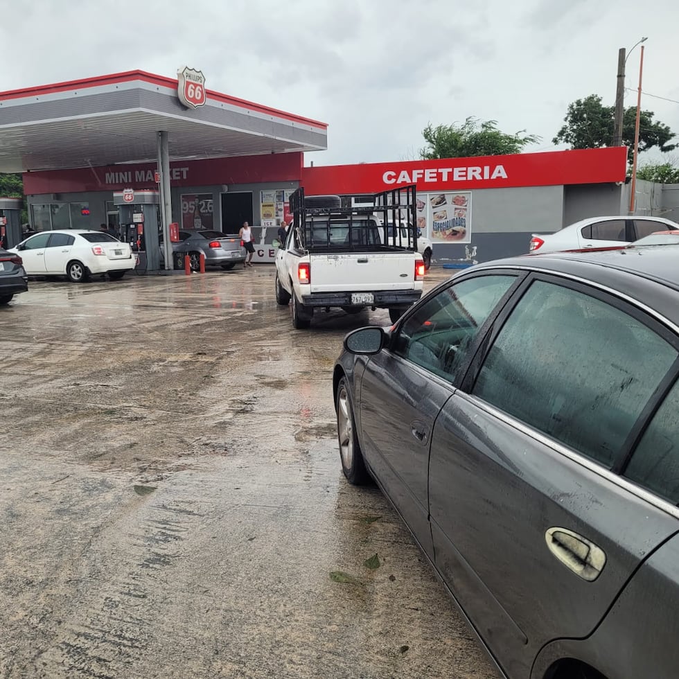 Consumidores comienzan a abarrotar las gasolineras tras el paso del huracán Fiona.