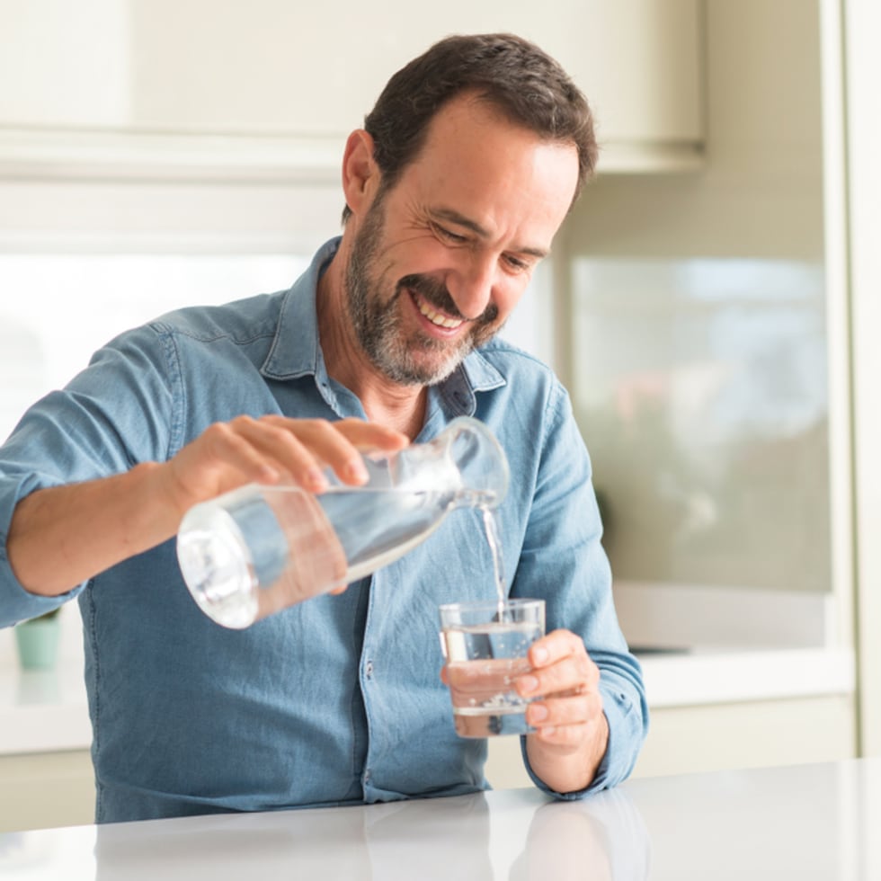 Se recomienda que los hombres consuman 3 litros diarios de agua y las mujeres 2.7.