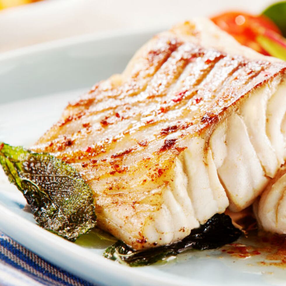 El pescado es una excelente fuente de proteínas que son esenciales para la reparación, formación y mantenimiento de los tejidos del cuerpo. (Shutterstock)