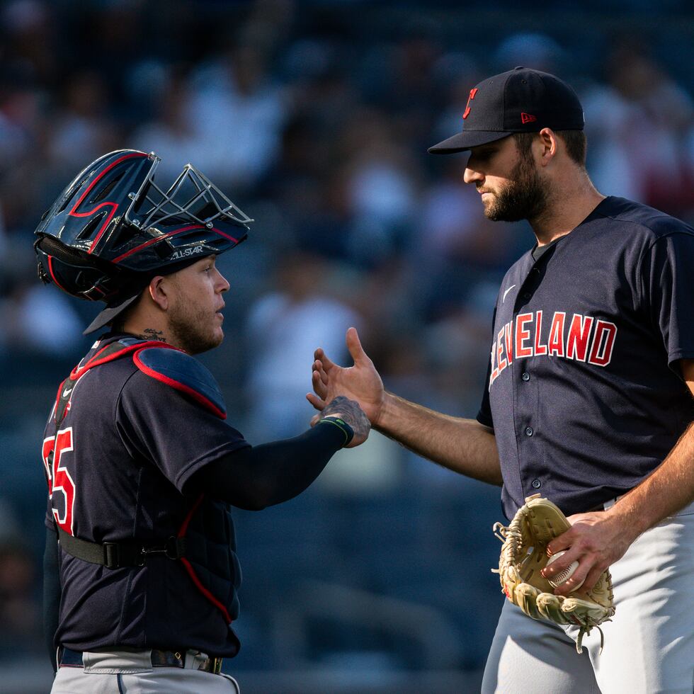 El relevista Sam Hentges, a la derecha, recibe la felicitación de su receptor Roberto Pérez luego de que Cleveland venciera el domingo a los Yankees.