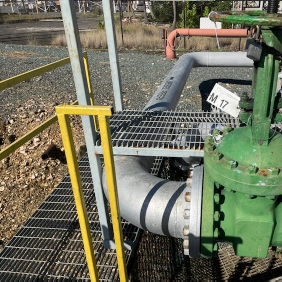 Pintada de verde está la válvula en controversia que la AEE debe cerrar para que el diésel llegue hacia la Central San Juan y no a los tanques de la empresa PUMA Energy.