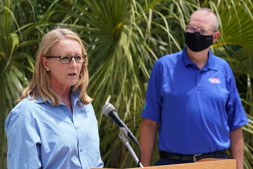 Deanne Criswell, administradora de FEMA, junto a Ken Graham, director del Centro Nacional de Huracanes, durante una conferencia de prensa sobre la temporada de huracanes.