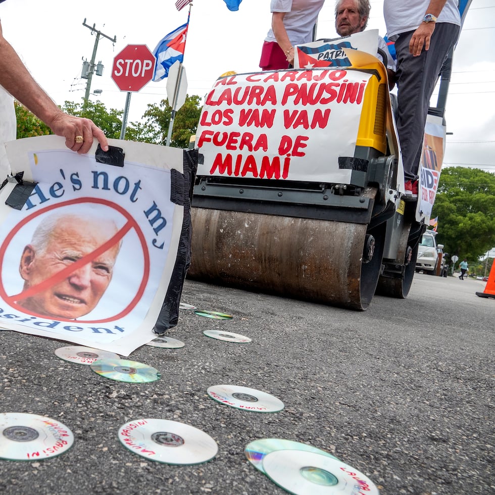 Miami (United States), 21/05/2022.- Members of the Human Rights Organization, by Cuban-Americans, Vigilia Mambisa use a steamroller to smash photos of the US President Joe Biden during a demonstration against the US measures regarding Cuba, in Miami, Florida, USA, 21 May 2022. According to an statement by the US State Department on 16 May 2022, the United States is taking a series of measures to increase support for the Cuban people in line with the US national security interests. The organizations also protest against the concert in Florida of the Italian singer Laura Pausini, accusing her to support the Cuban regime. (Protestas, Estados Unidos) EFE/EPA/CRISTOBAL HERRERA-ULASHKEVICH
