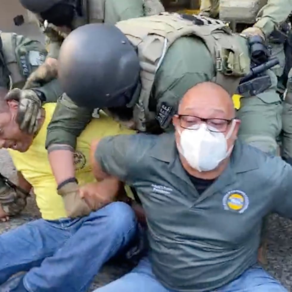 Agentes remueven a manifestantes de uno de los accesos vehiculares al Centro Gubernamental Minillas en Santurce.