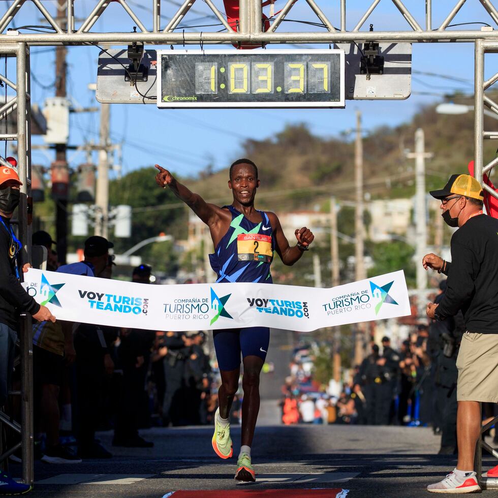 Bernard Ngeno ganó la carrera de 21.0975 kilómetros el año pasado en el 60 aniversario del San Blas en Coamo.