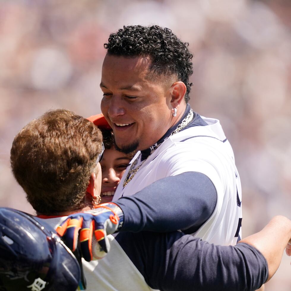 Miguel Cabrera abraza a sus familiares luego de pegar el histórico batazo en la misma primera entrada ante Colorado.