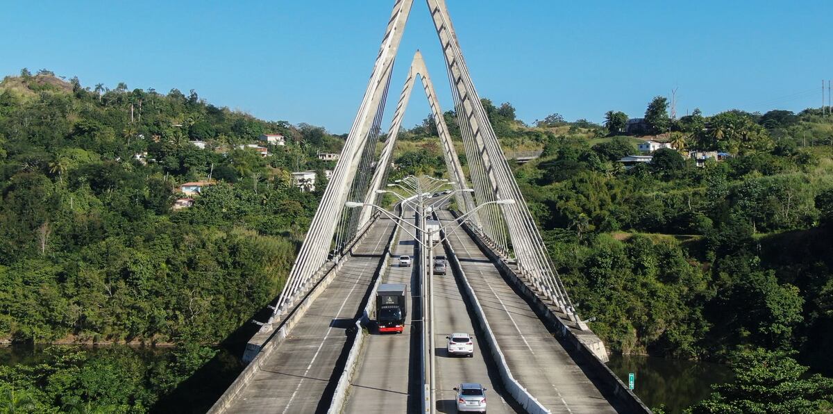 Solo dos carriles han estado abiertos en el puente atirantado de Naranjito.