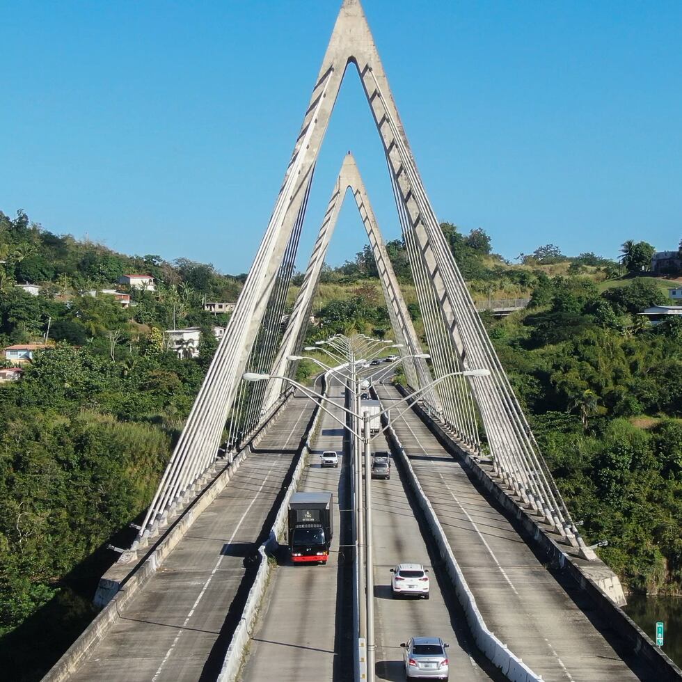 Solo dos carriles han estado abiertos en el puente atirantado de Naranjito.