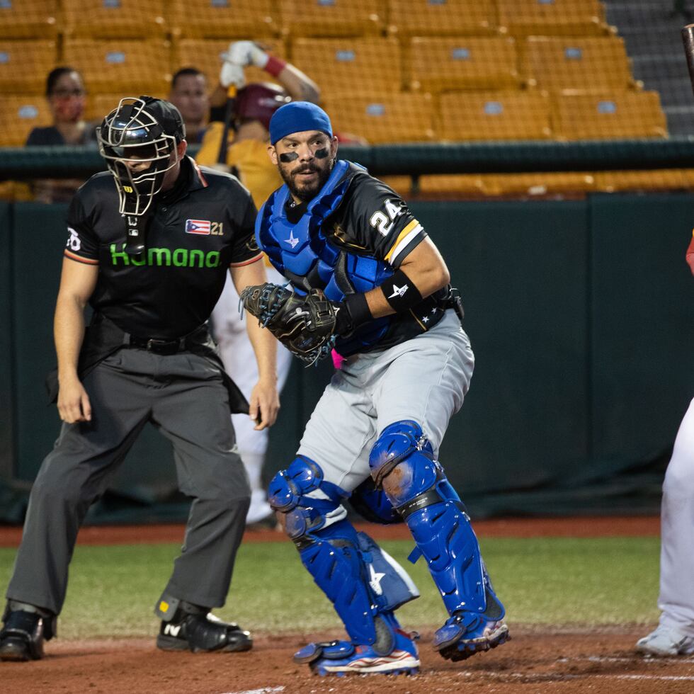 La temporada invernal se reanuda tras semana y media de inactividad. En la foto, René Rivera, de los Cangrejeros de Santurce.