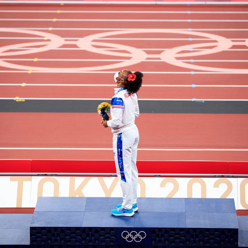 Jasmine Camacho-Quinn en el podio de los Juegos Olímpicos.